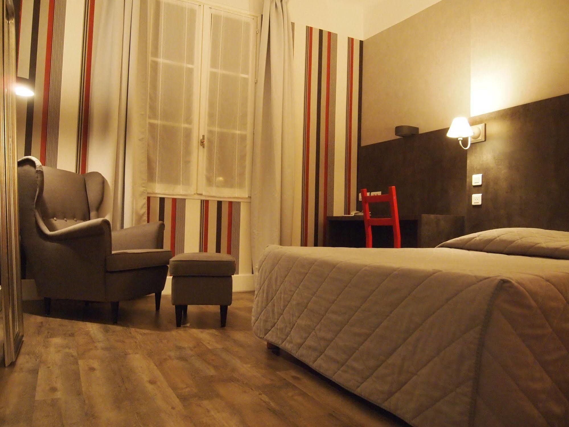 Hotel Colbert Тур Екстер'єр фото