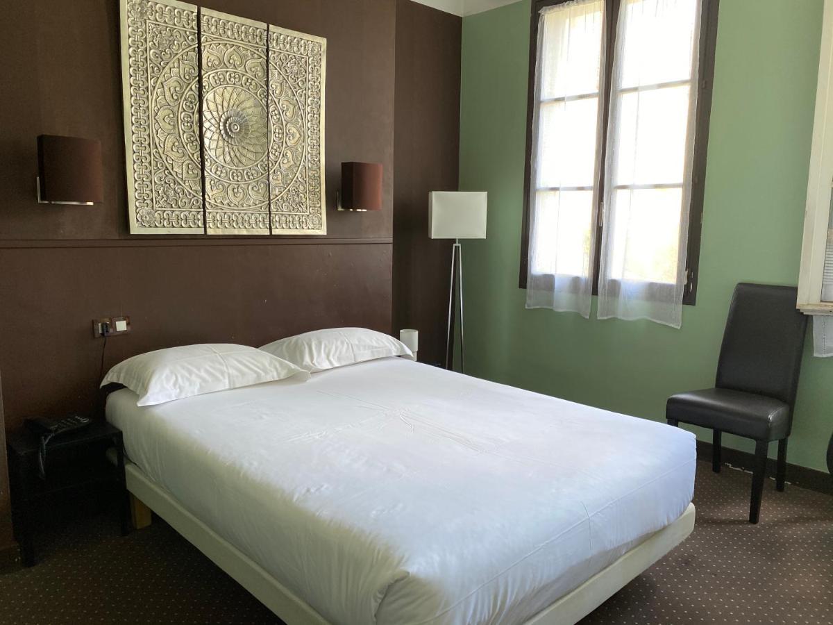Hotel Colbert Тур Екстер'єр фото